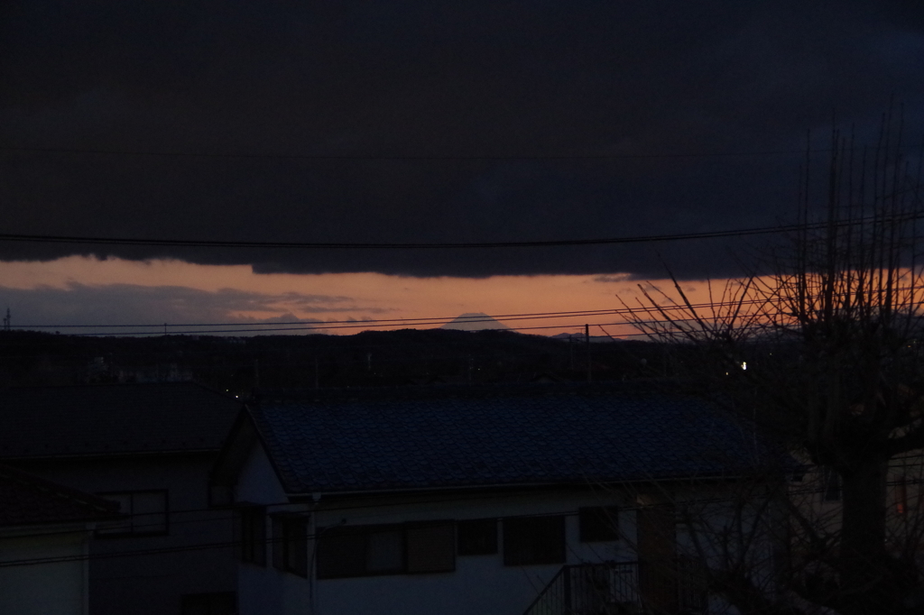 夕焼け空に黒雲-1