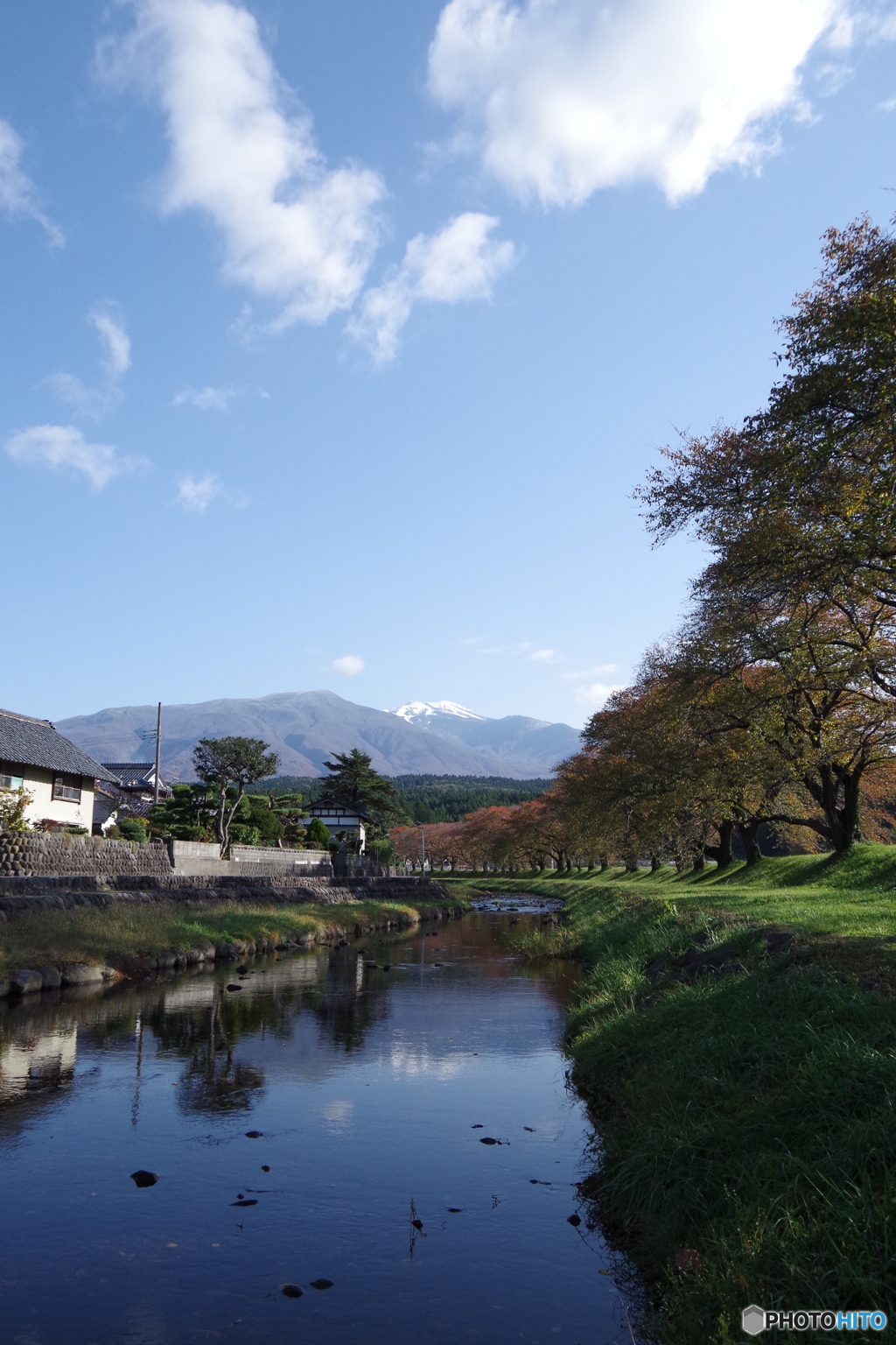 洗沢川の紅葉と鳥海山-3
