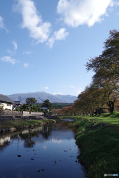 洗沢川の紅葉と鳥海山-3