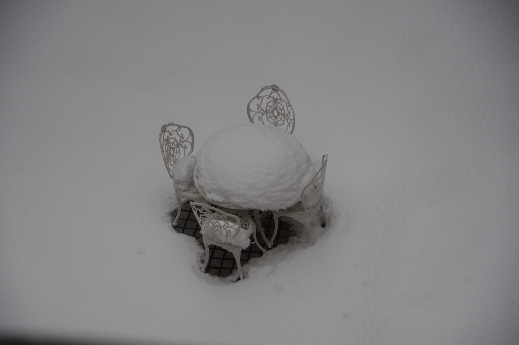 テーブルに雪