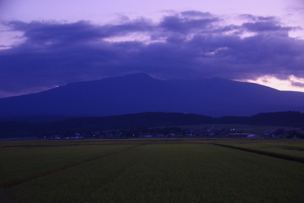 明け行く鳥海山-3