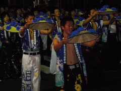 男は青い花笠じゃ