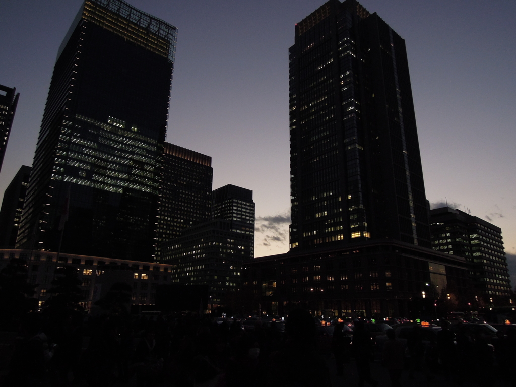 高層ビル群の夕暮れ