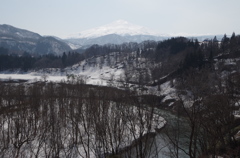 鳥海山と子吉川