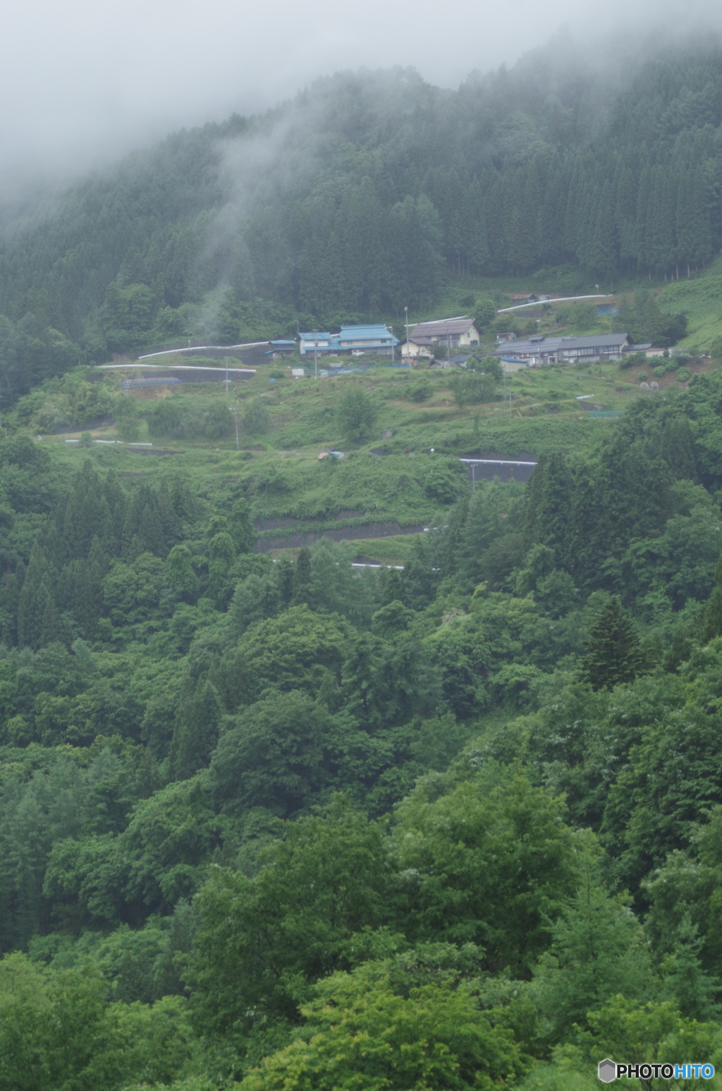 九十九折れの天井に集落