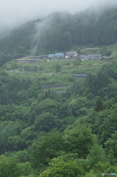 九十九折れの天井に集落