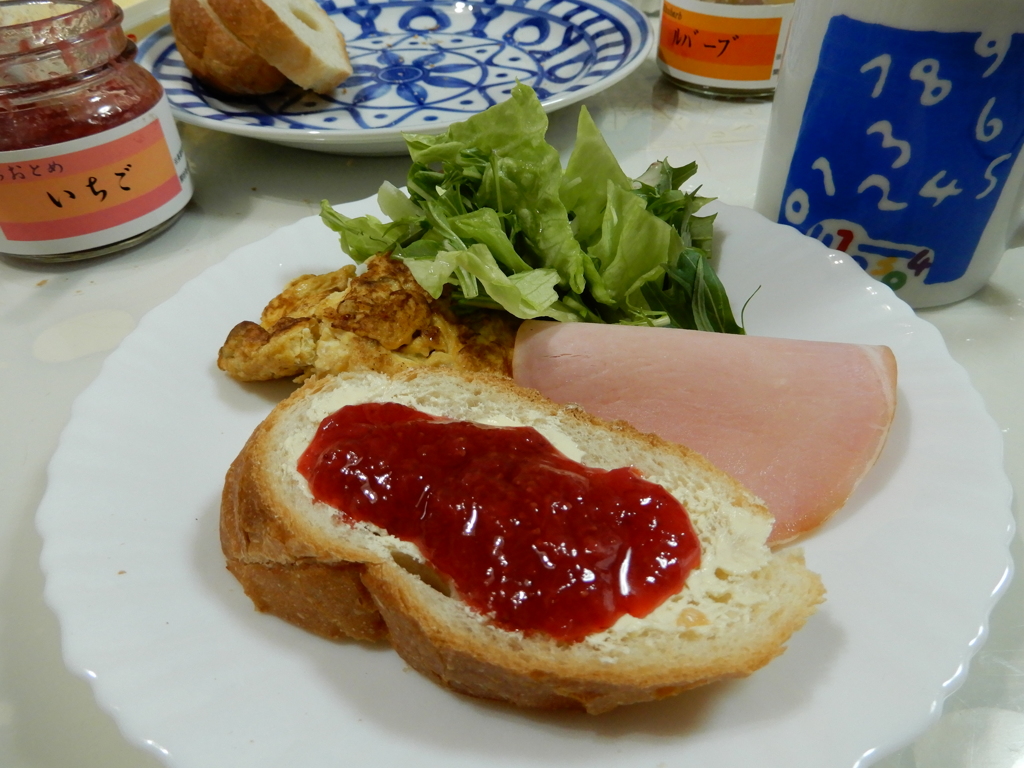 今日の朝ご飯はワンプレーにソフトフランスパンとイチゴジャム