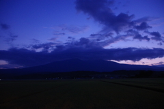 明け行く鳥海山-2