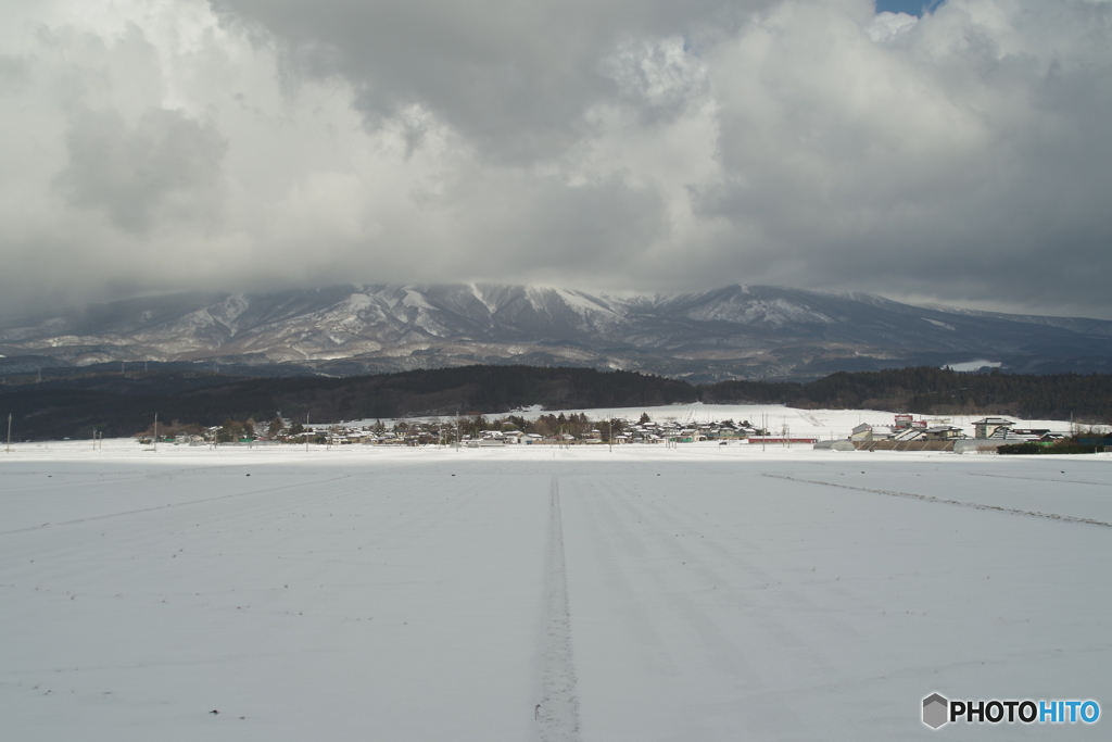 鳥海山は裾だけ。。