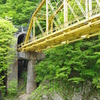米坂線の黄色い橋