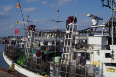 真昼のイカ釣り船-2