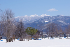 雪原の彼方に雁戸山