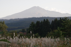 霞む鳥海山-1