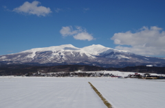 青空と雪の鳥海山-1