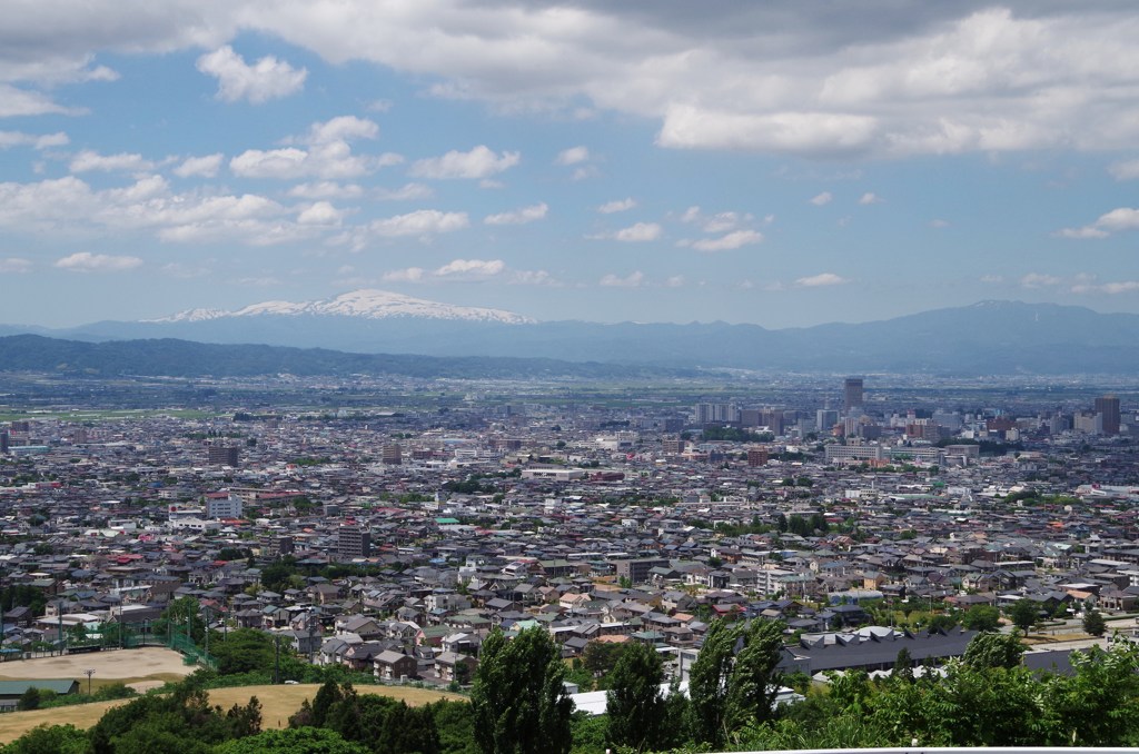 遠く月山を望む