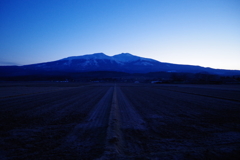 朝あけの鳥海山