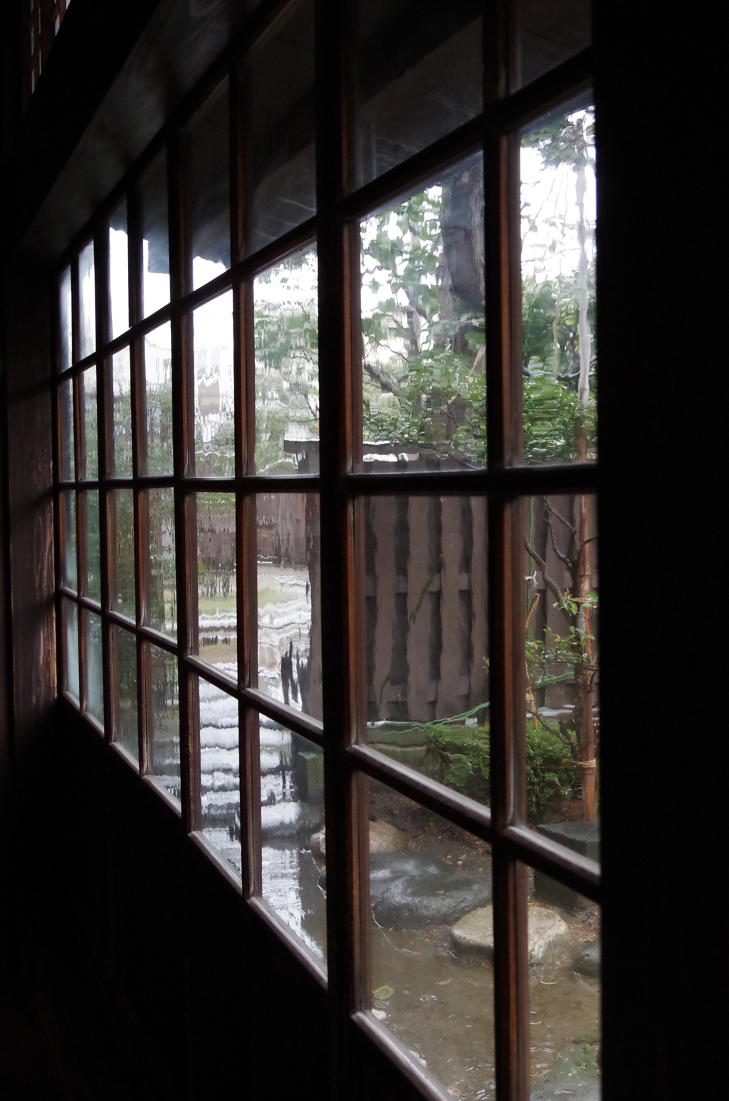 史跡旧鐙屋に雨が降る