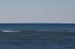 吹浦から飛島を望む