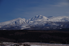 青空と雪の鳥海山-2