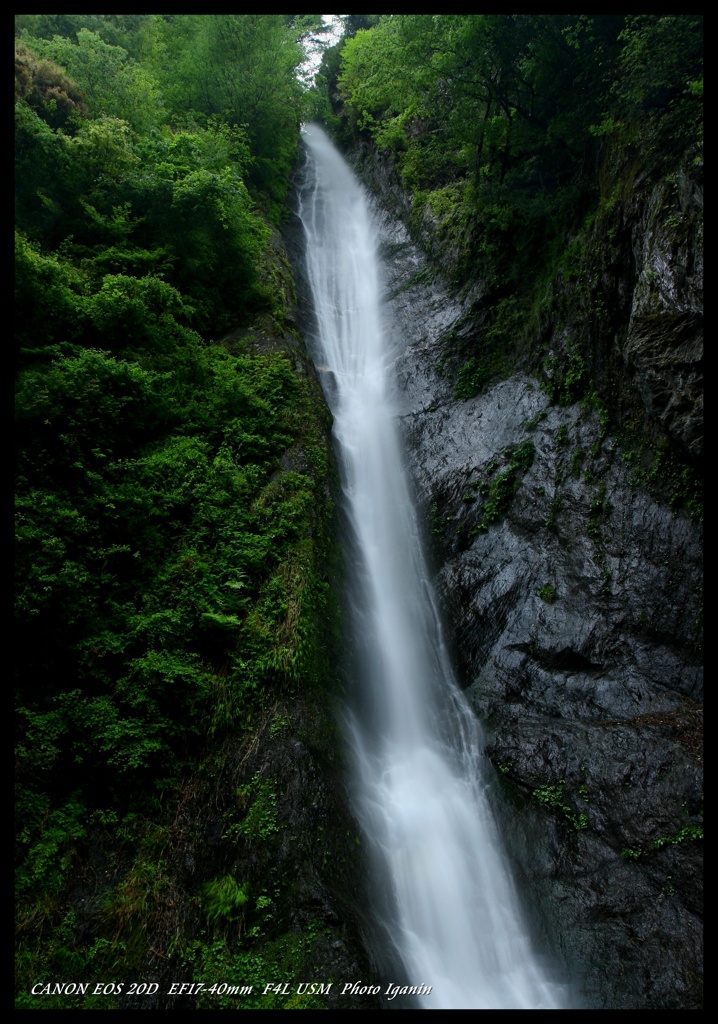 岩間を降る