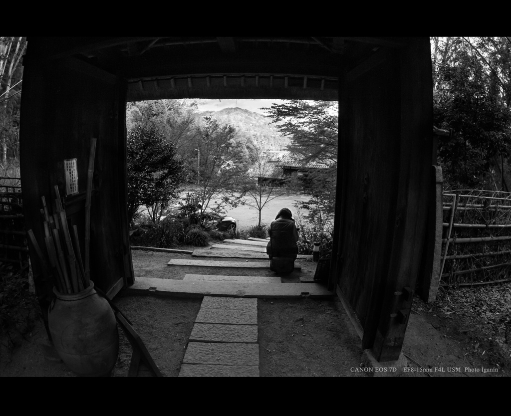 近江名刹紀行【石の寺－教林坊】　山門で待つ