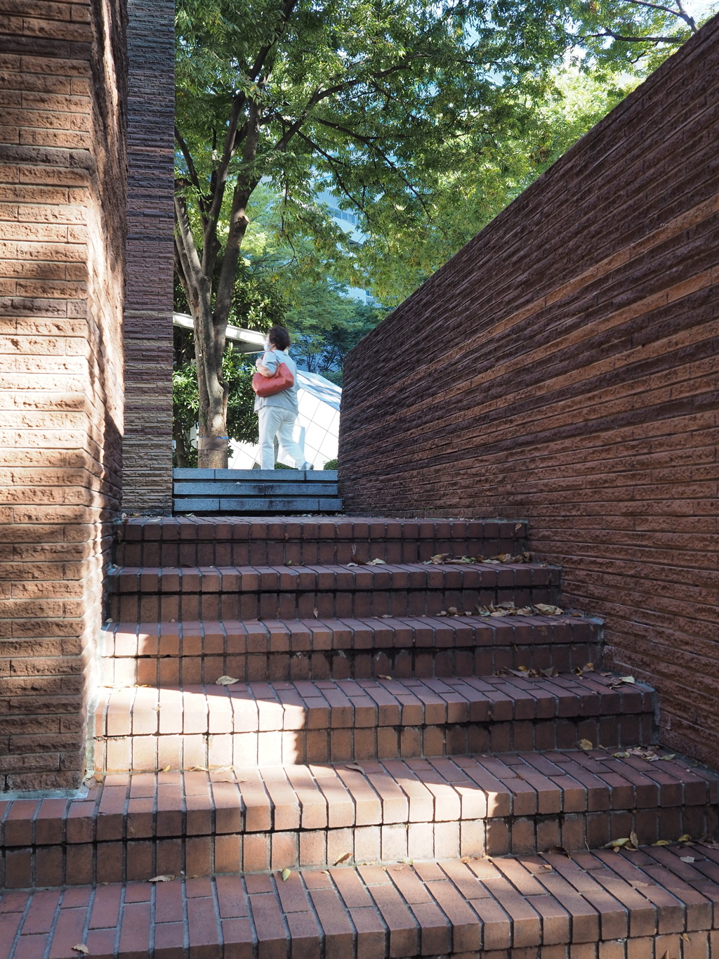 赤いバッグの女性