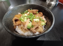 モツ煮丼