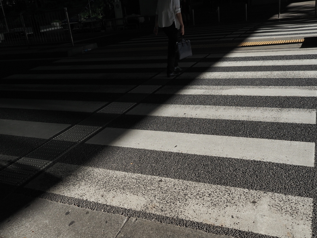 影の中を歩く