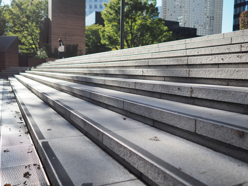 白いバッグの女性