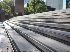 白いバッグの女性