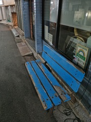 青いベンチ
