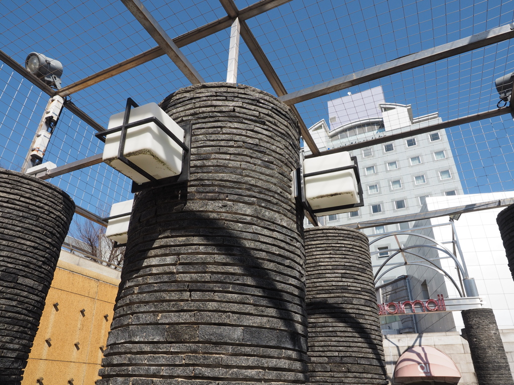 金網越しの青空