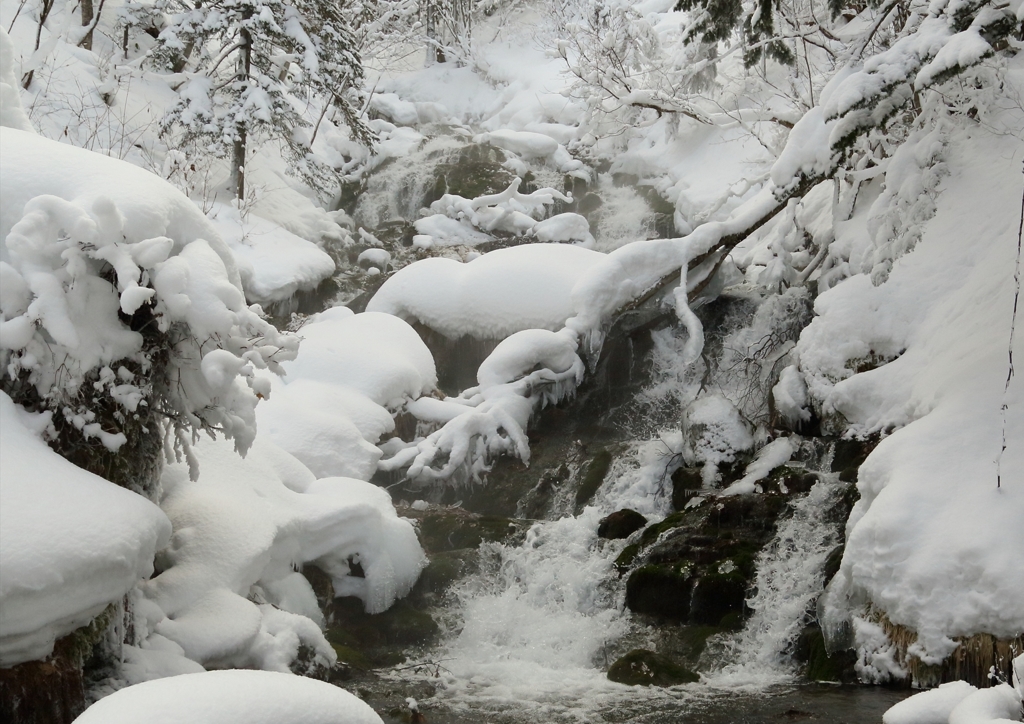 小さな滝の冬景