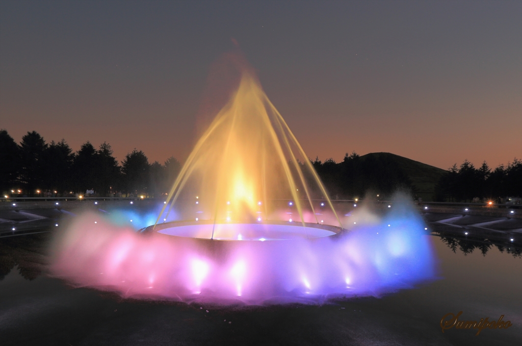 夏の夜の噴水