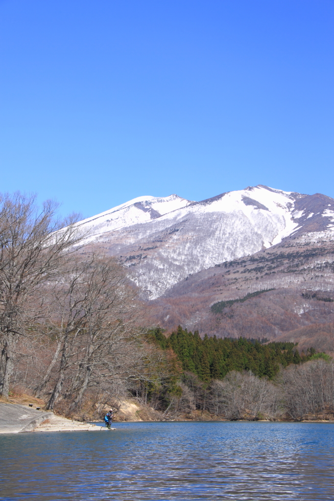 雪山と湖