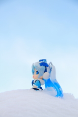 雪ミクさんと雪の山