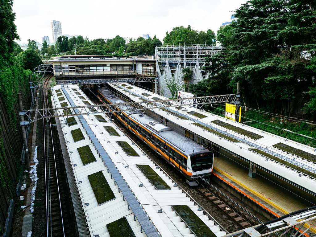 快速電車のあかい色が