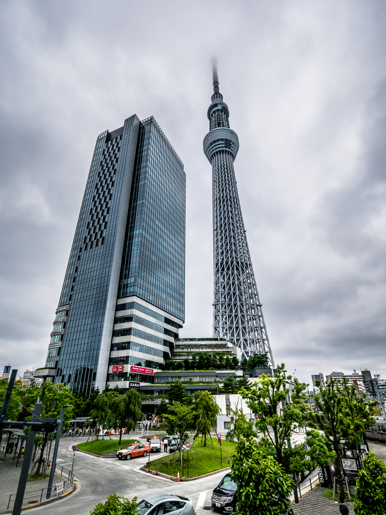 雲を突き上げ