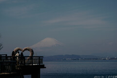 霞む山