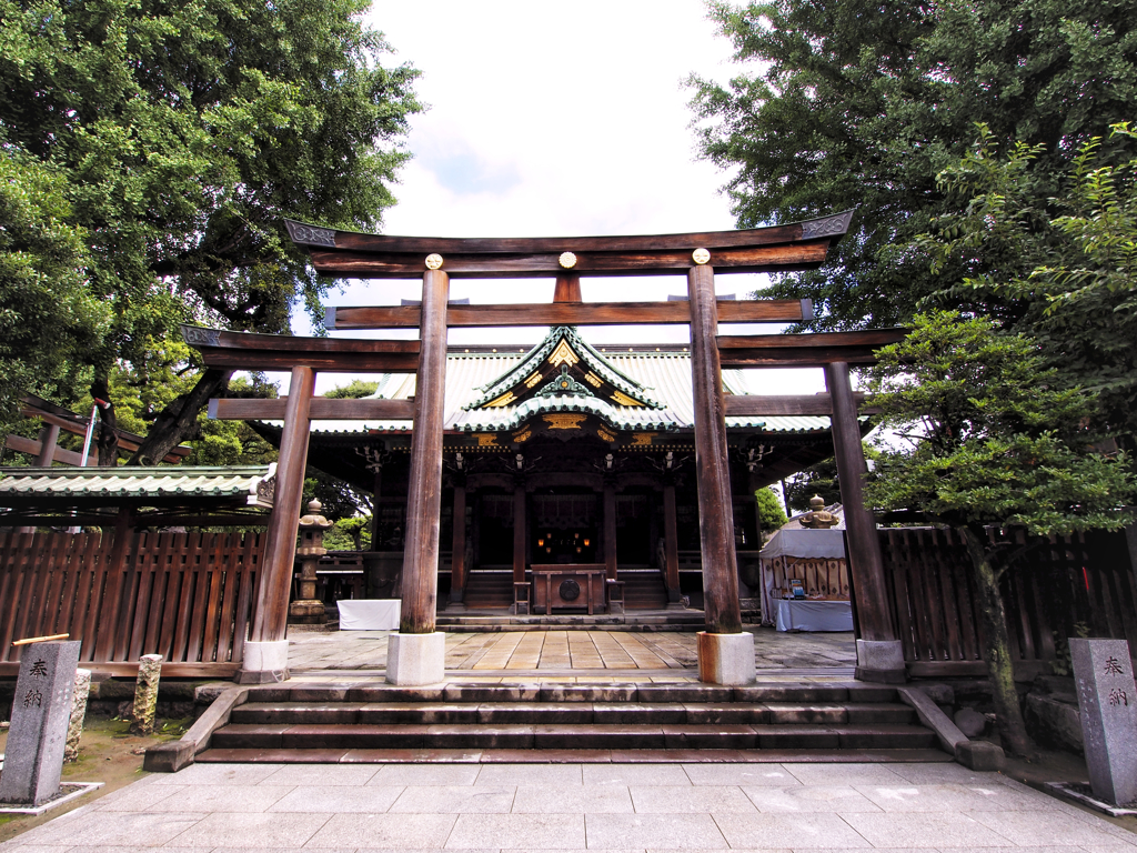 厳かに
