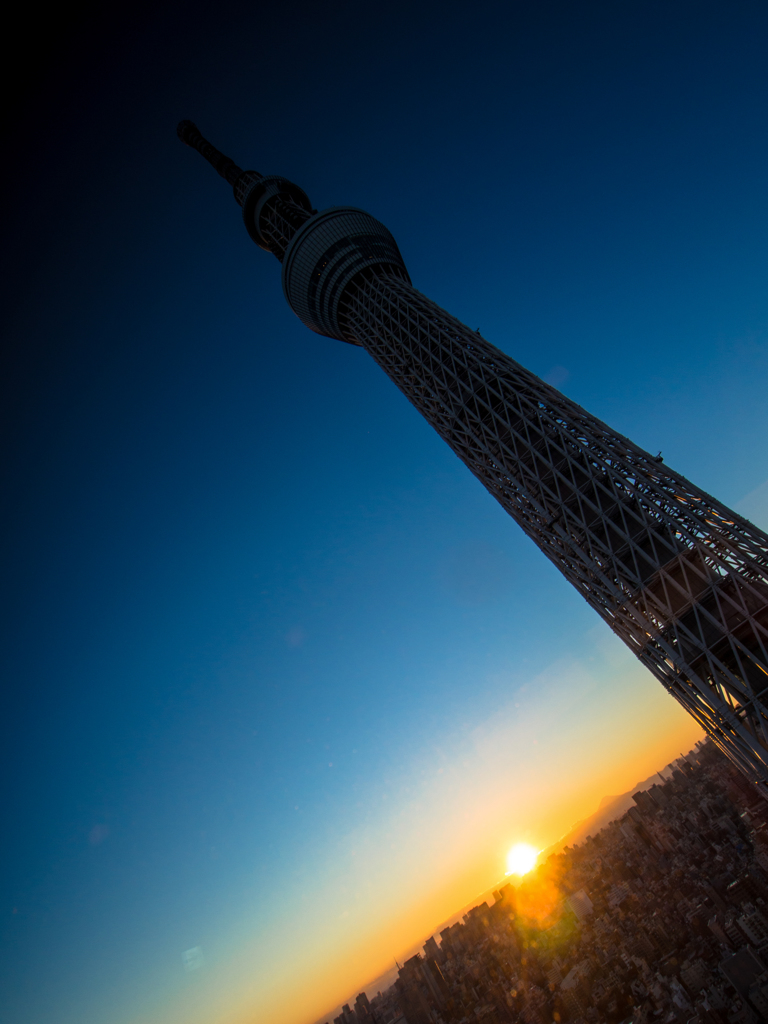 東京の日も暮れる