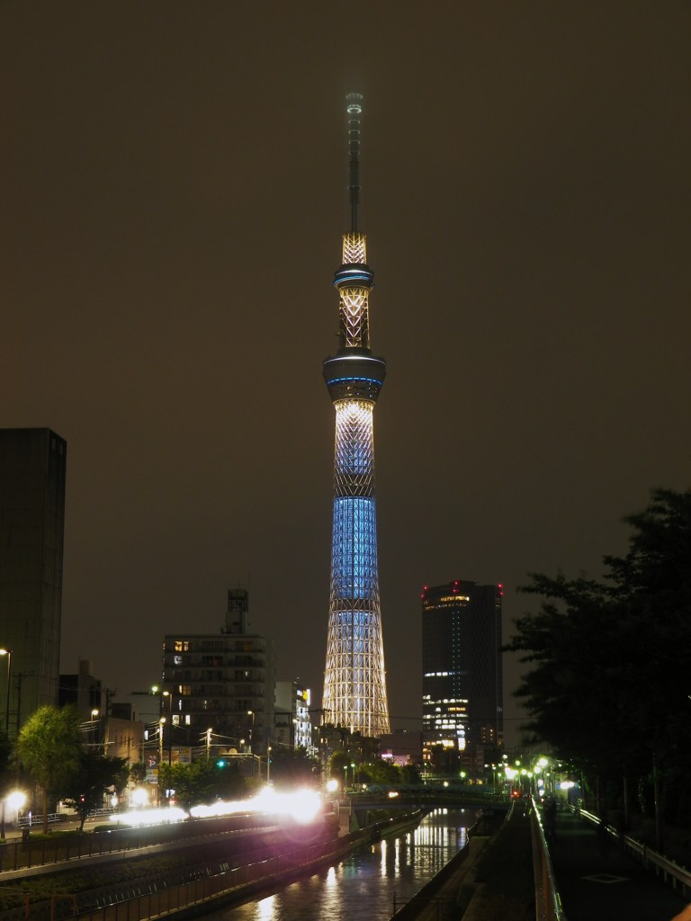 光の柱、聳える