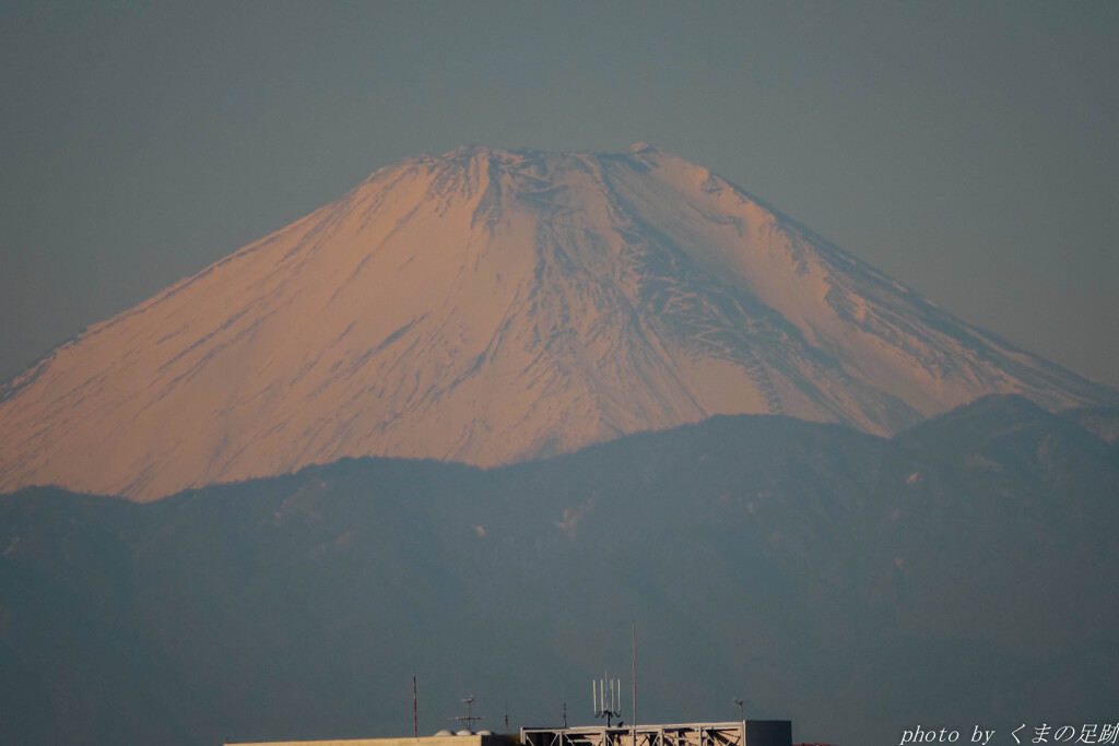 富士の高嶺に降る雪少なく