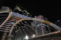 バンコクの未来型歩道橋の夜