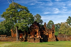 プラサート・プアーイノーイ　-門と大きな木-