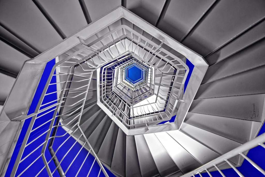 青と銀の螺旋階段