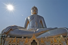 太陽を背に巨大仏