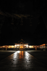 最古の神社の夜　拝殿