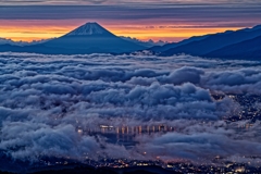 諏訪霧に浮かぶ富士