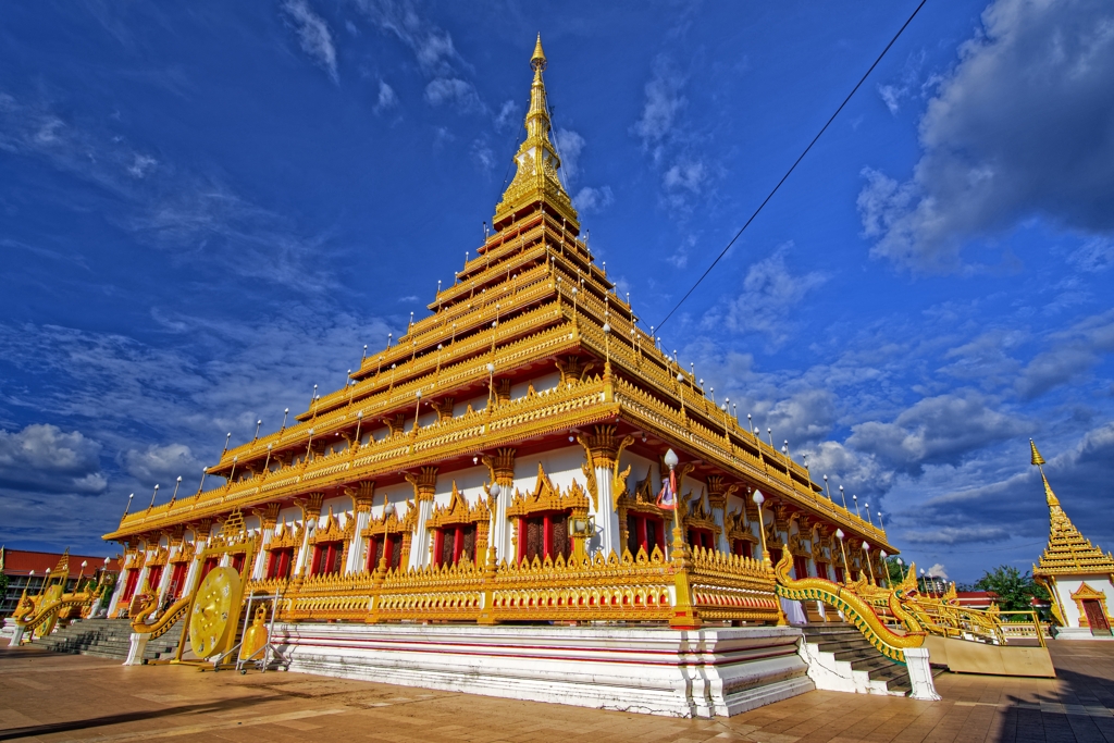 斜陽を浴びる九重塔